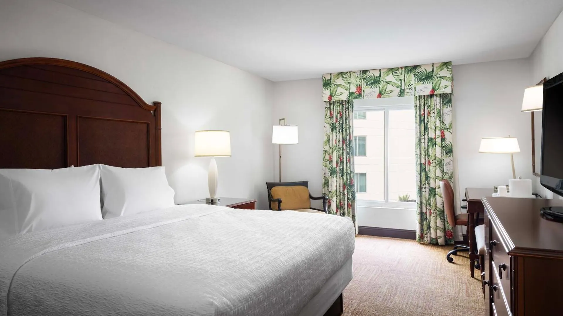 Hampton Inn & Suites San Juan Carolina Hotel